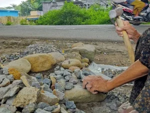 Cara Memecah Batu Jadi Kerikil Dengan Mudah Dan Efektif