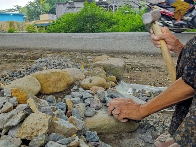 Cara Memecah Batu Jadi Kerikil Dengan Mudah Dan Efektif